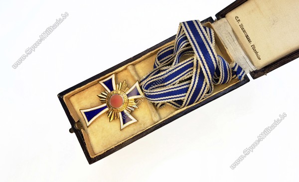 Ehrenkreuz der Deutschen Mutter in Gold im Verleihungsetui